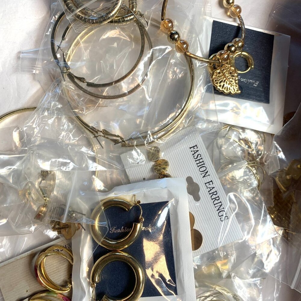 1lb Gold & Gold-Tone Jewelry Bundle - Fun Wearable Mix Many Styles - Picture 12 of 12